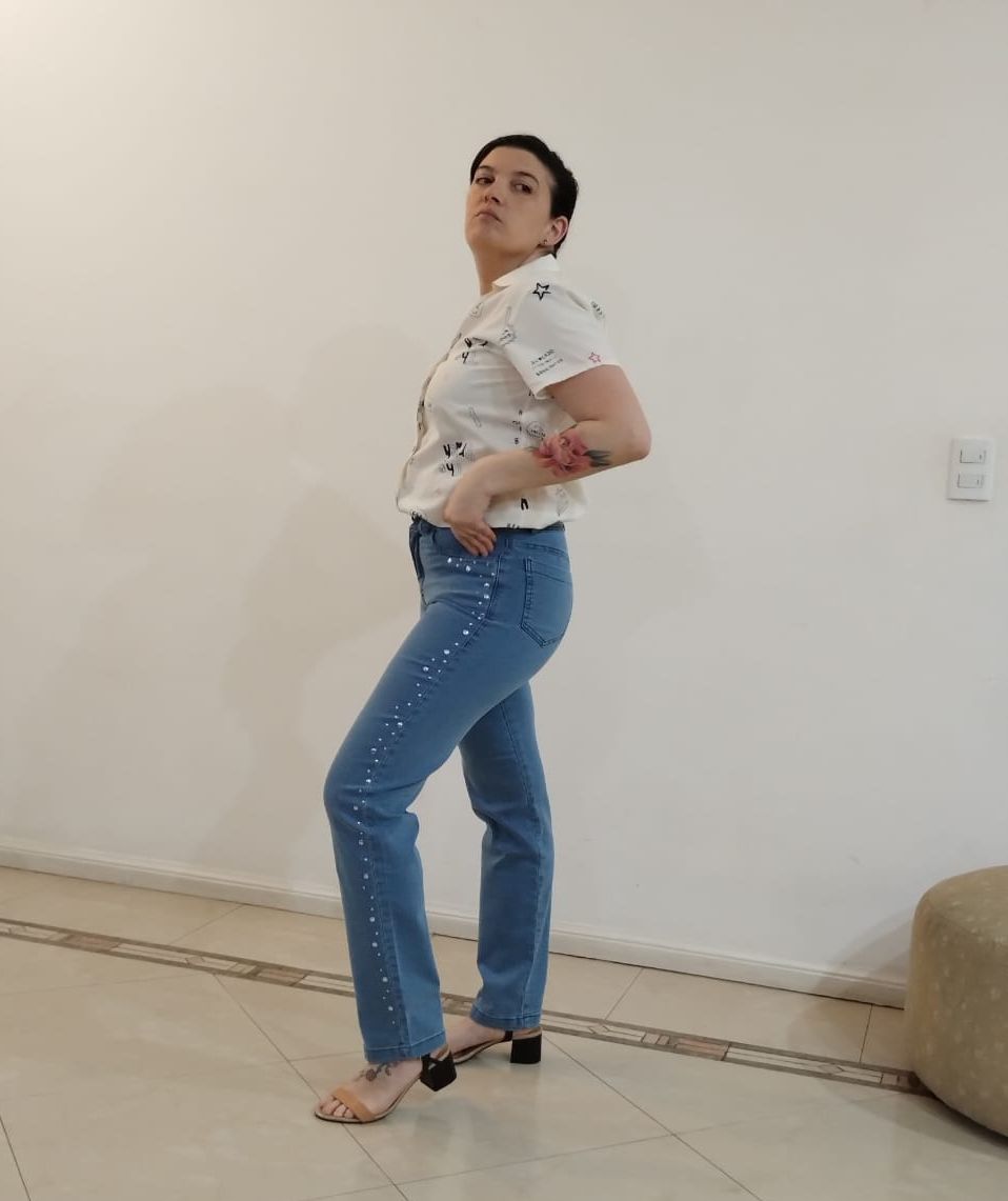 jean clásico con tachas