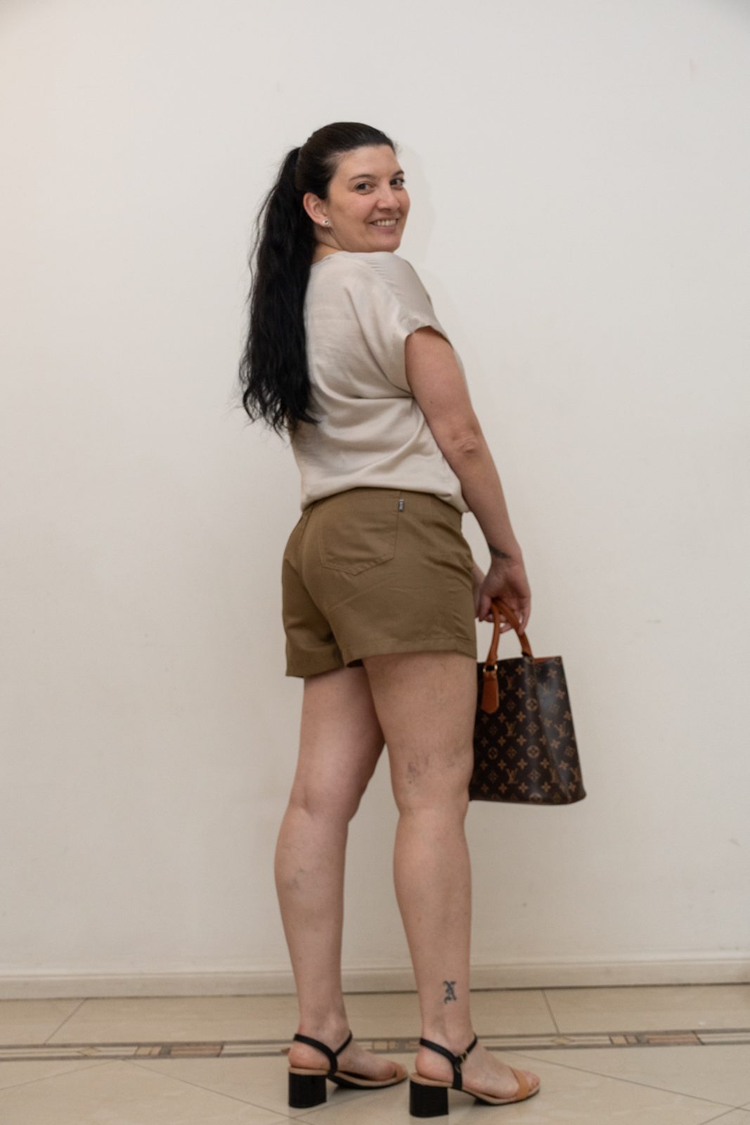 Short clasico de gabardina rígida